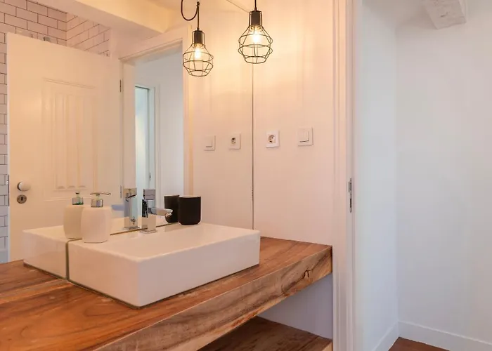 Charming 3bdr Duplex In Center By Lovelystay *